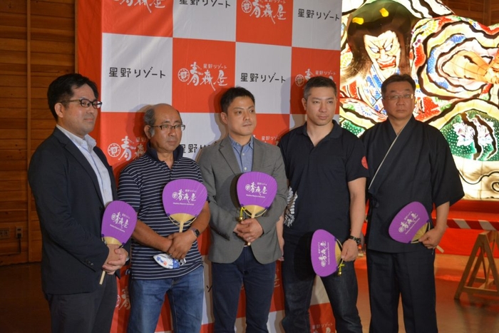 (左から青森屋総支配人 岡本真吾、内山龍星氏、立田龍宝氏、北村春一氏、青森屋スタッフ 山形徹)
