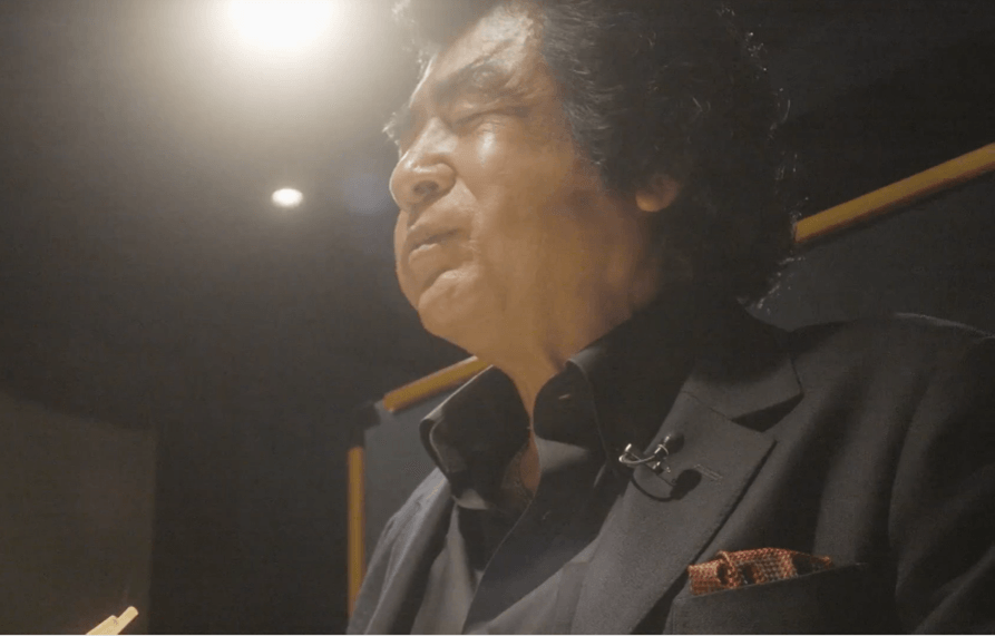 (肉を味わう表情)藤岡弘、