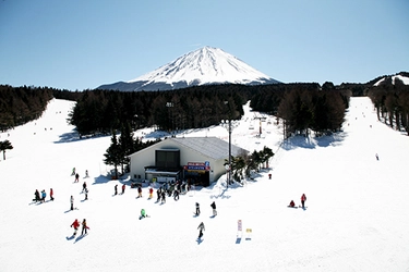 白銀の富士山ゲレンデにサンタやトナカイが大集合！「ふじてんのクリスマス」開催！【ふじてんスノーリゾート】