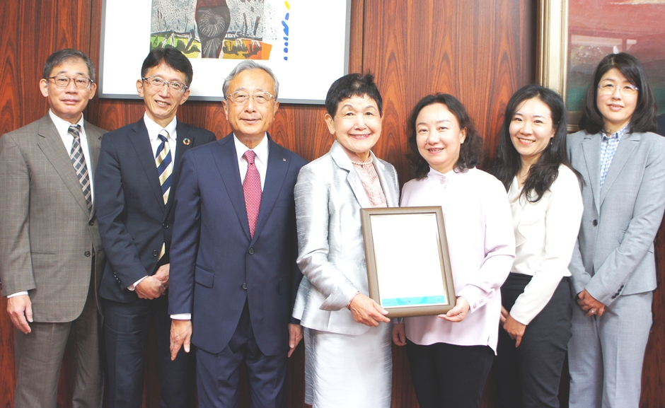 (左から)【 昭和女子大学 】渡邉直人 昭和小学校副校長 前田崇司 昭和小学校校長 山崎日出男 理事長 坂東眞理子 総長 【 ケンブリッジ大学 】国際教育機構 ジン・ジャオ 東アジア地域ディレクター ドラ・ドゥアン シニアマネジャー 戸渡文子 国際教育資格推進マネージャー
