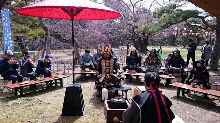 懐古園で開催される｢甲冑 野点｣