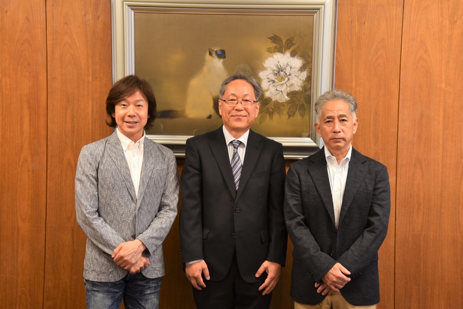 野口学長（中央）、梅田教授（右）と