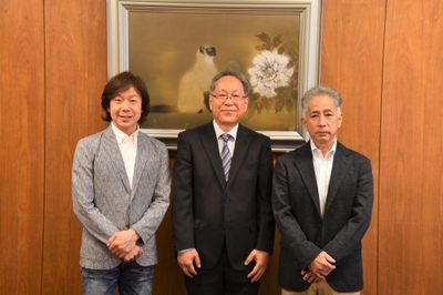 野口学長（中央）、梅田教授（右）と