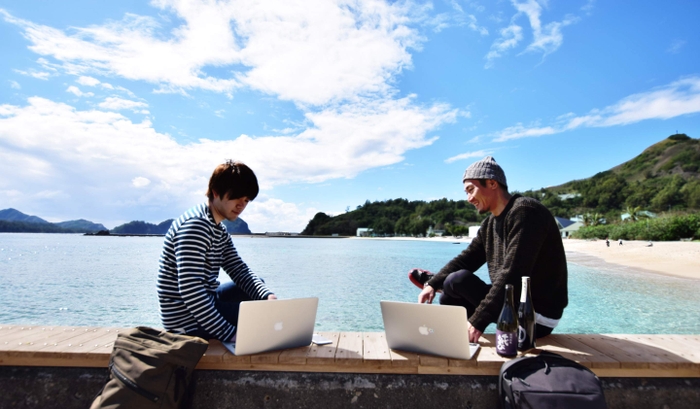 観光客が海に山に出かけている日中、浜辺のベンチはまさに貸し切り状態