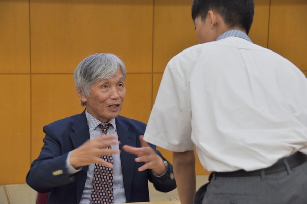 生徒の質問に答える佐川特任教授