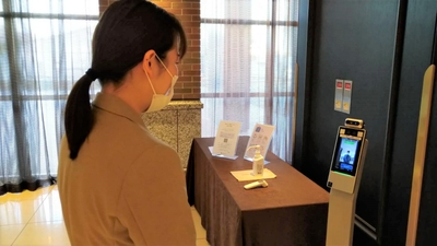 エントランスにて検温を行っております。