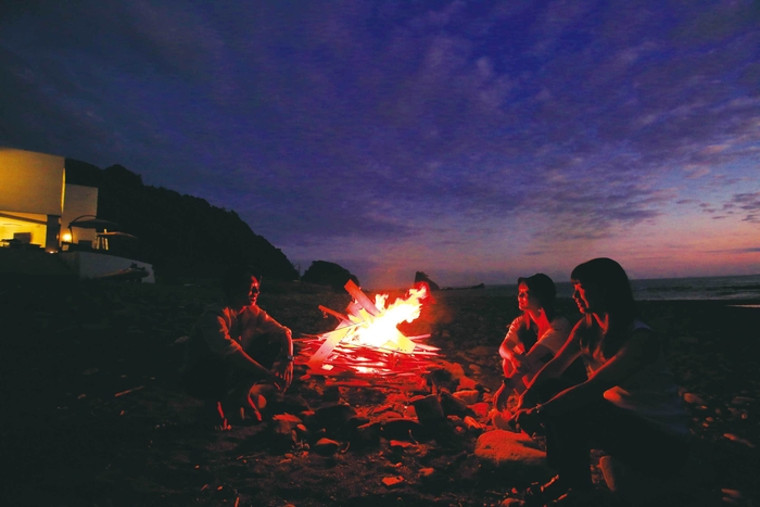 火を囲んで語り合う、素敵な休日