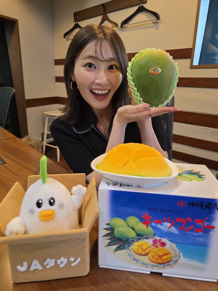 キーツマンゴーをＰＲする潮紗理菜さん