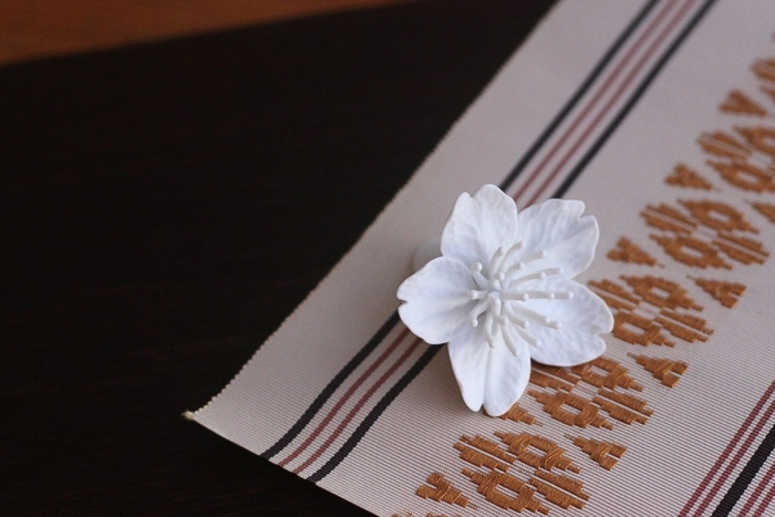 お気に入りの場所や器やランチョンマットの上など、 置く人の感覚で自由に楽しめる桜のアート