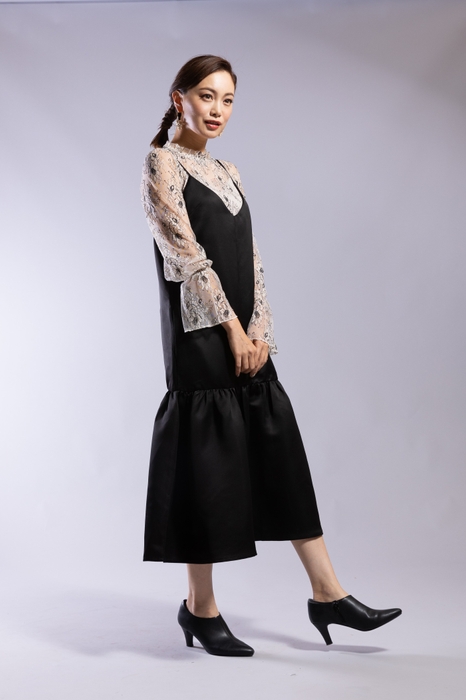 キャミソールワンピ(8,800円)、レーストップス(6,600円)