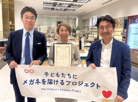 (左写真より)、パリミキ 代表取締役社長 恒吉 裕司、認定NPO法人キッズドア 理事長 渡辺 由美子様、株式会社パリミキホールディングス 代表取締役会長 多根 幹雄