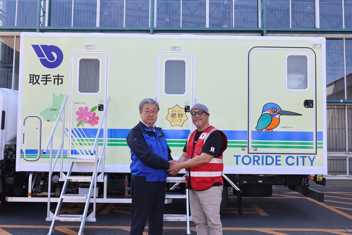 災害用トイレトラックの前で撮影