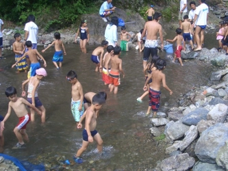 夏休み親子向けイベント「魚のつかみどり体験」開催！ とった魚はその場で塩焼き！秩父の自然を満喫