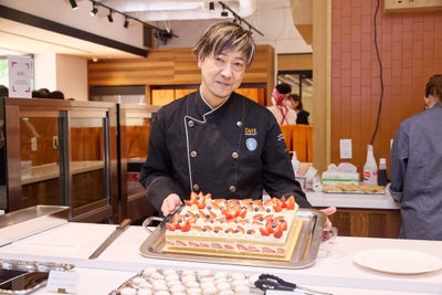 カフェ・カンパニー株式会社 エグゼクティブパティシエ/hal okada vegan patisserie シェフパティシエ・岡田 春生氏と特製ケーキ