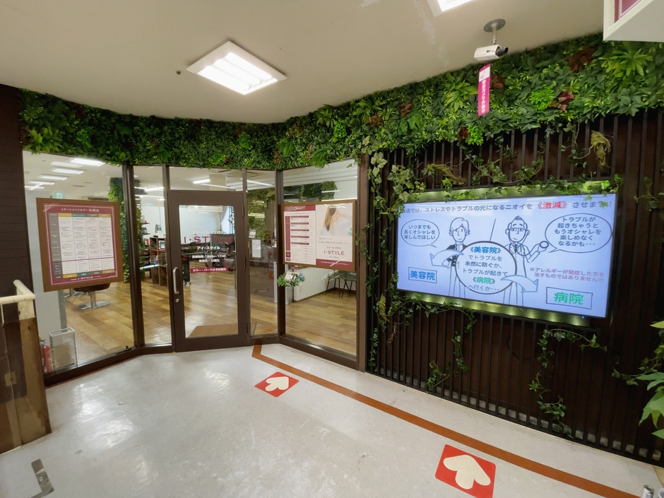 店舗の外面にもディスプレイを設置