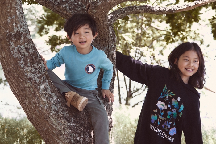 (左キッズ)スウェットトップ¥999 (右ヤング)パーカ¥2,499(その他参考商品)