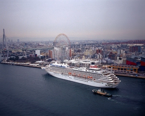 大阪湾に停泊する「飛鳥Ⅱ」＝郵船クルーズ提供