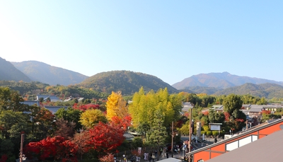 屋上テラスからの小倉山方面の景観(2022年11月撮影)