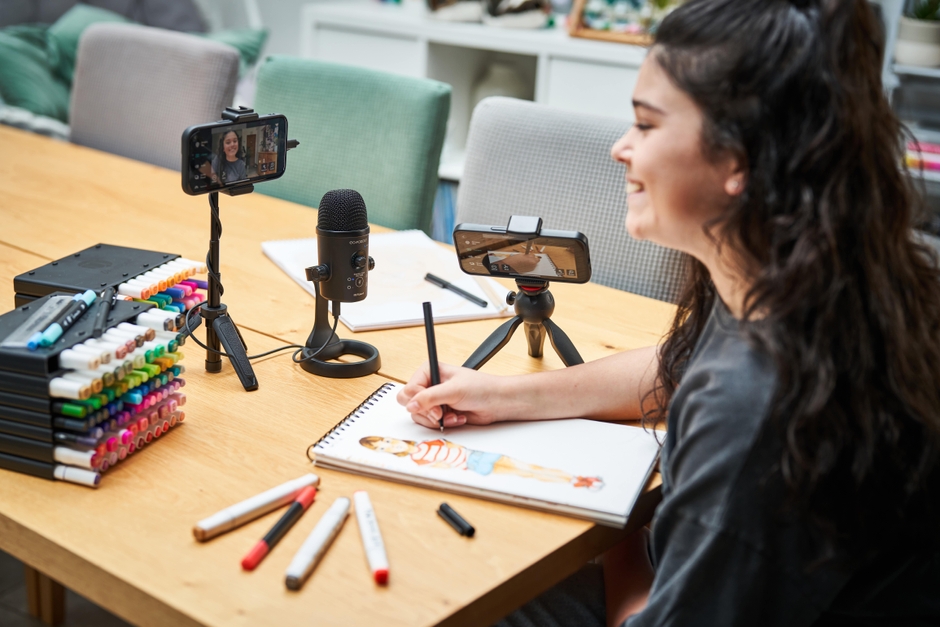 顔と手元の映像を個別に撮影する「お絵描き配信」のイメージ