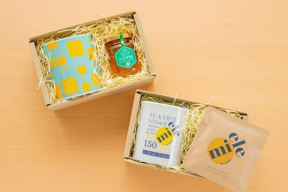 (上)「ミエレオリジナルマグカップ&蜂蜜セット」2,000円(税込)、(下)「ミエレオリジナルマグカップ&コーヒーセット」1,500円(税込)