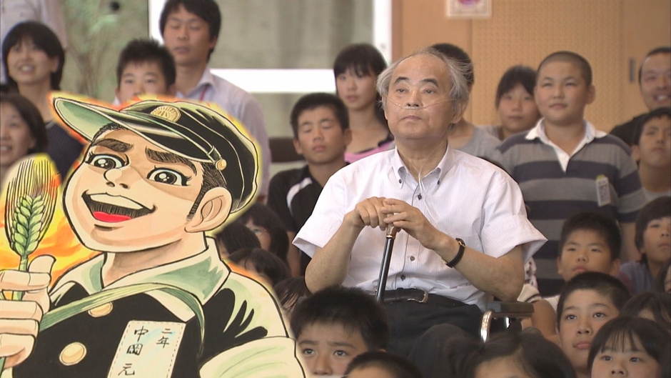 漫画「はだしのゲン」作者 中沢啓治さん(中央)