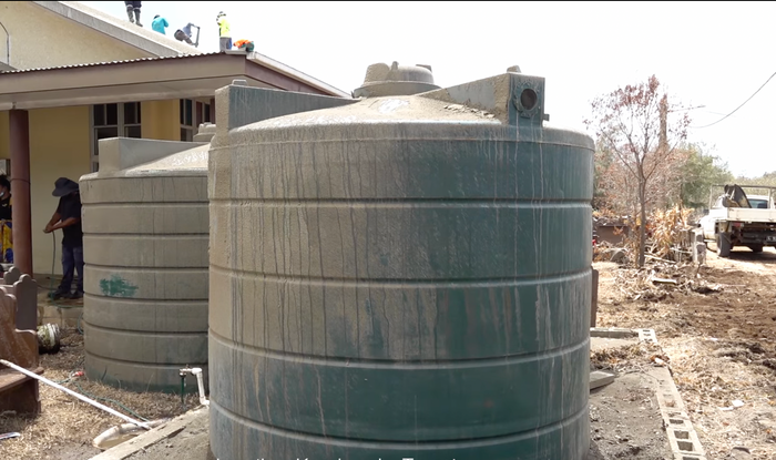屋外に設置され飲料水などに利用されていた水タンク　　©︎駐日トンガ大使館