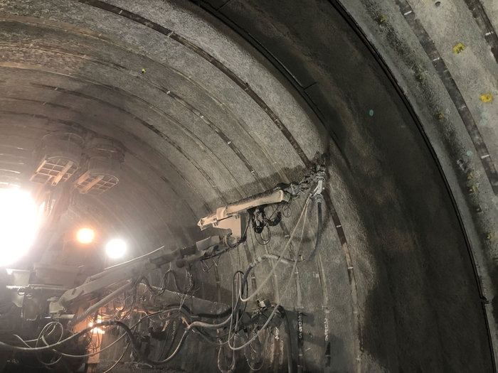 写真2:超高強度吹付けコンクリートの吹付け作業状況