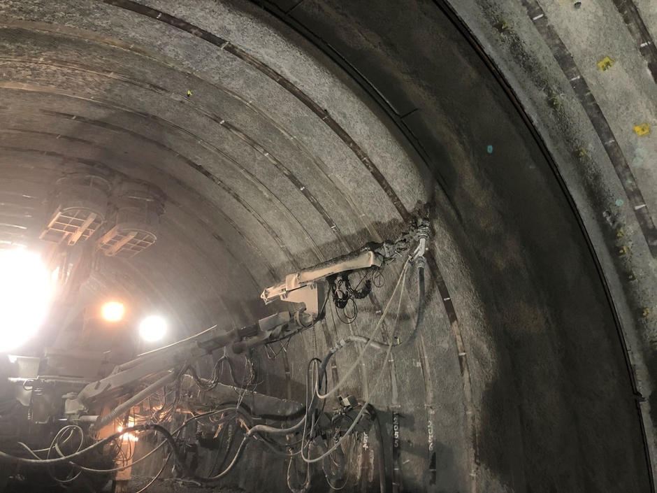 写真2:超高強度吹付けコンクリートの吹付け作業状況