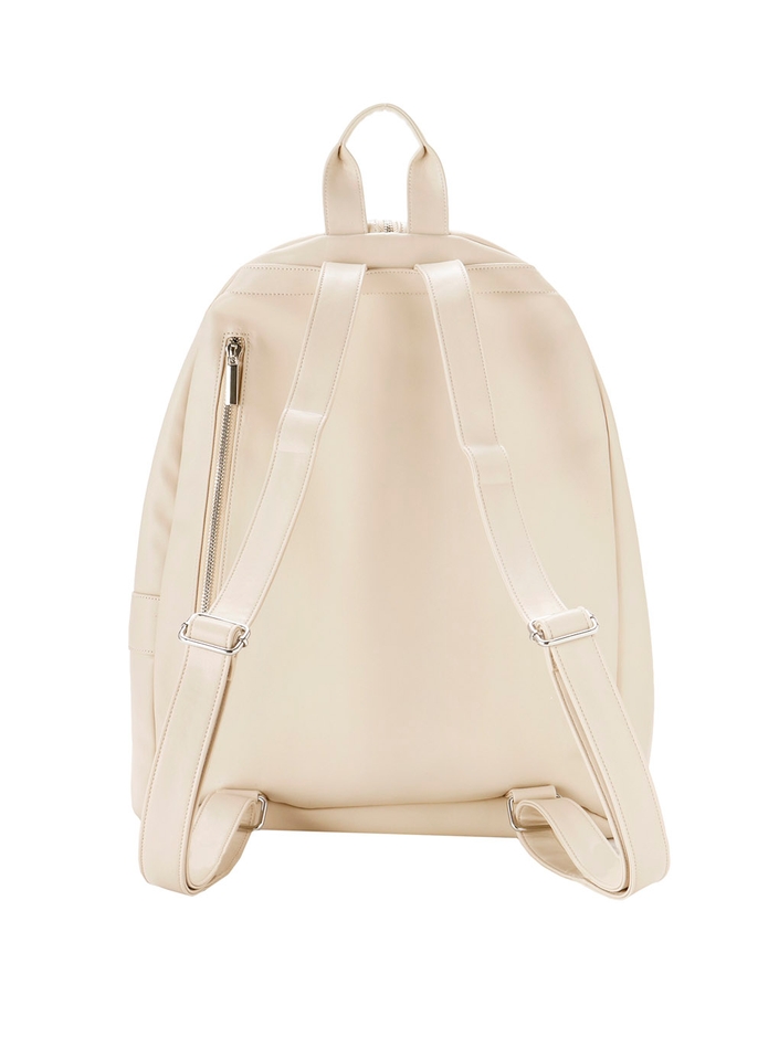 背面にも貴重品をしのばせられるポケットあり