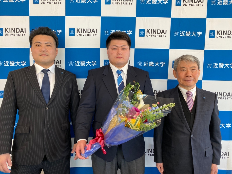 阿部智志監督(左)、長内孝樹選手(中央)、田端昌平部長(左)