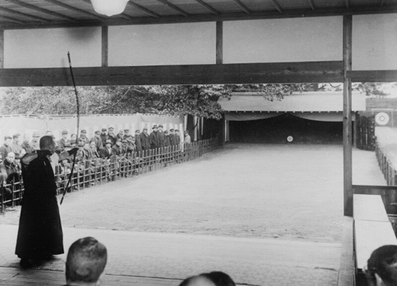 弓道の見学会の様子(昭和6年) みどりの図書館 東京グリーンアーカイブス所蔵