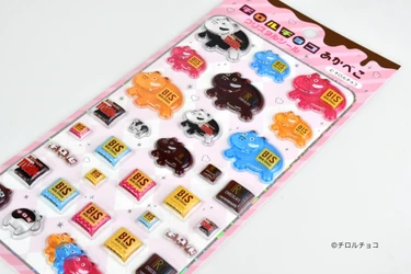 “チロルチョコ”が、赤べこシールになった。 人気の「赤べこクリスタルシール」×国民的お菓子「チロルチョコ」 　ぷっくり立体の樹脂シール 「チロルチョコ あかべこ クリスタルシール」を10月24日(土)発売