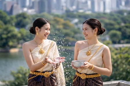 デュシタニ・バンコク、ルンピニー公園に面し風水の 吉方位のエネルギーと調和するロケーションで迎える タイの新年・ソンクラーン限定宿泊プラン 「ソンクラーン・エスケープ・イン・バンコク」を提供