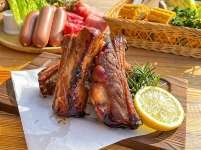 夏のBBQセット内の自家製スペアリブ