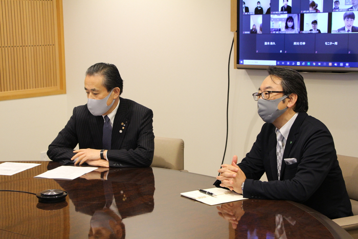 オンラインオープンキャンパスに参加する鈴木悌介副社長（左）と井上一理事（右）