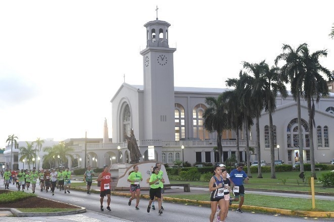 歴史的エリア グアム首都ハガニアを駆け抜ける