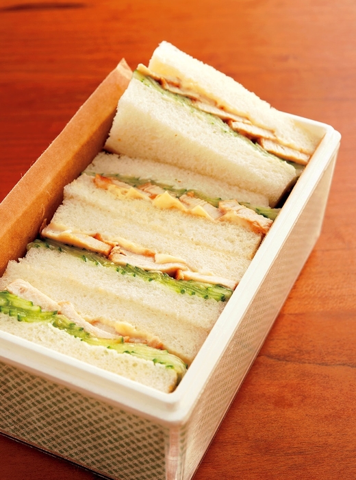 「チキンのしょうゆバターソテー」のアレンジレシピ：照り焼きチキンサンド