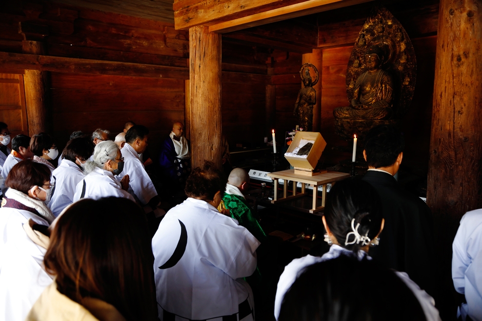 浄心寺堂内で法要開始。