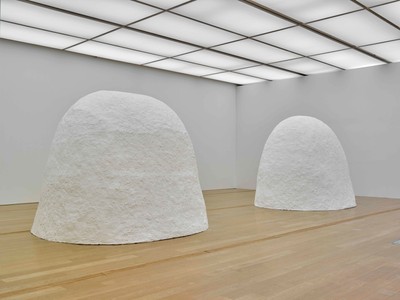 《曇天1》《曇天2》2019年(長崎県美術館での展示風景)撮影：山本糾 Courtesy of ANOMALY