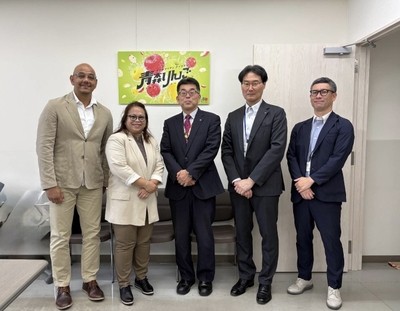 青森県庁での面会後の記念撮影。(写真左)マレーシア政府観光局 副局長 モハマド・ファミ・ノルディン、(写真左から2番目)日本支局長 シャリザ・アブドゥル・アジズ、(写真中央)青森県 観光交流推進部長 工藤泰正氏