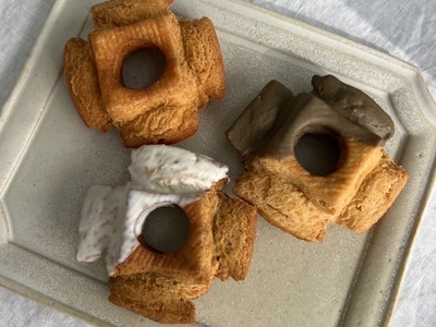 博多駅初出店！＜解凍０秒＞凍ったまま食べる魔法のドーナツ「ザクド」を販売する『３時のドーナツ』が博多エキナカマイングに期間限定出店します。