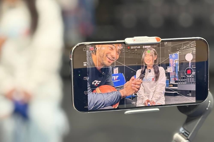 インタビュー中、緊張するQQキッズを和ますロペス選手の様子