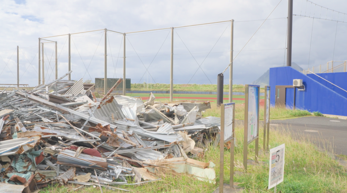 廃材置き場となった八丈島のグラウンド