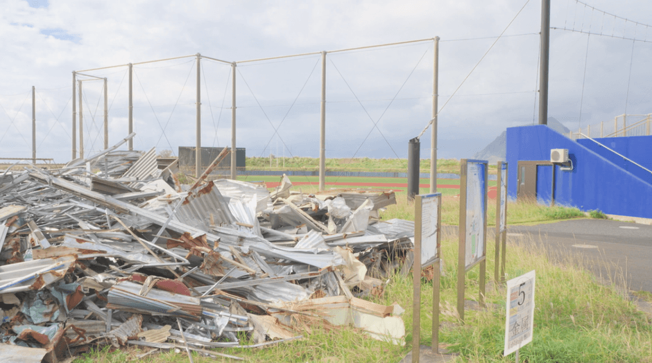 廃材置き場となった八丈島のグラウンド