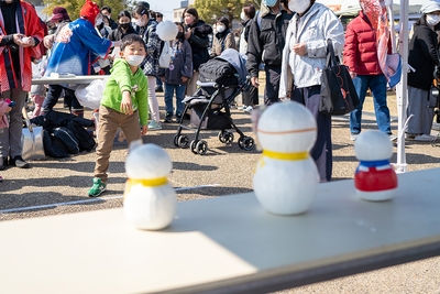 雪投げの様子