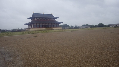 【写真１】雨の平城宮第一次大極殿と礫敷広場（南西から）