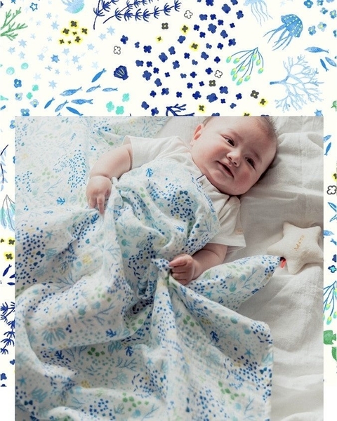 ＜アンダー・ザ・シー＞やわらかい日の光が差し込む穏やかな海の中。光に照らされ輝くサンゴ。戯れ遊ぶ、海の仲間たち。優しい時間が流れる、調和の取れた海の世界。そんな海のように、いつまでも穏やかで、大きな心を大切に、という想いを込めてこの柄を作りました。