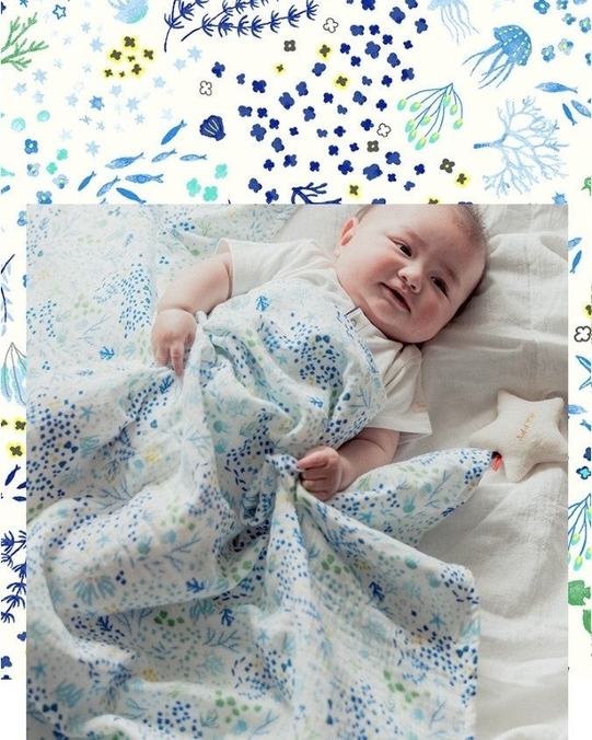 <アンダー・ザ・シー>やわらかい日の光が差し込む穏やかな海の中。光に照らされ輝くサンゴ。戯れ遊ぶ、海の仲間たち。優しい時間が流れる、調和の取れた海の世界。そんな海のように、いつまでも穏やかで、大きな心を大切に、という想いを込めてこの柄を作りました。