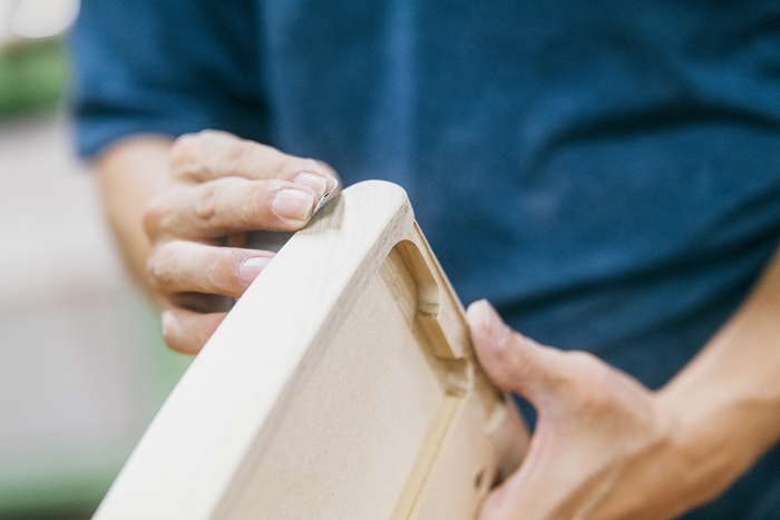 カリモク家具の職人によって作られる 『KIYOLA KF-20』