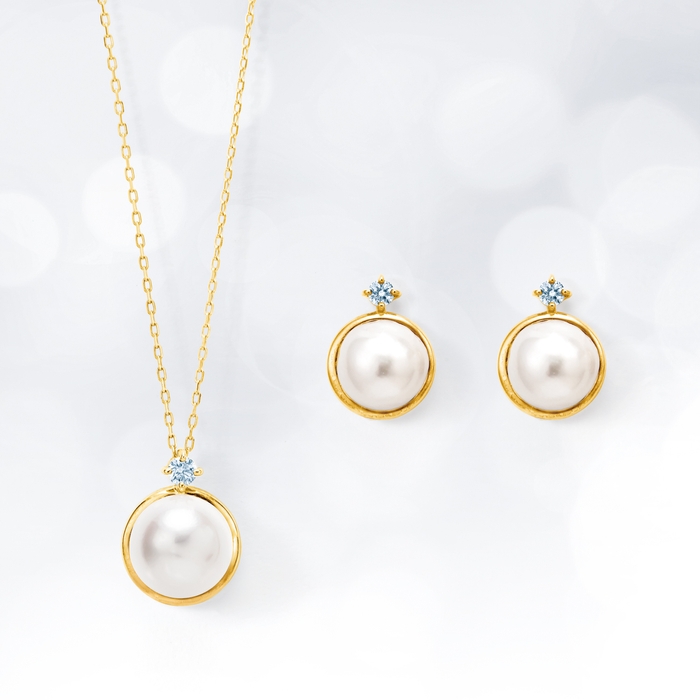 K10YG アコヤ真珠 ネックレス ￥12,000 (＋税)／K10YG アコヤ真珠 ピアス ￥12,000 (＋税)